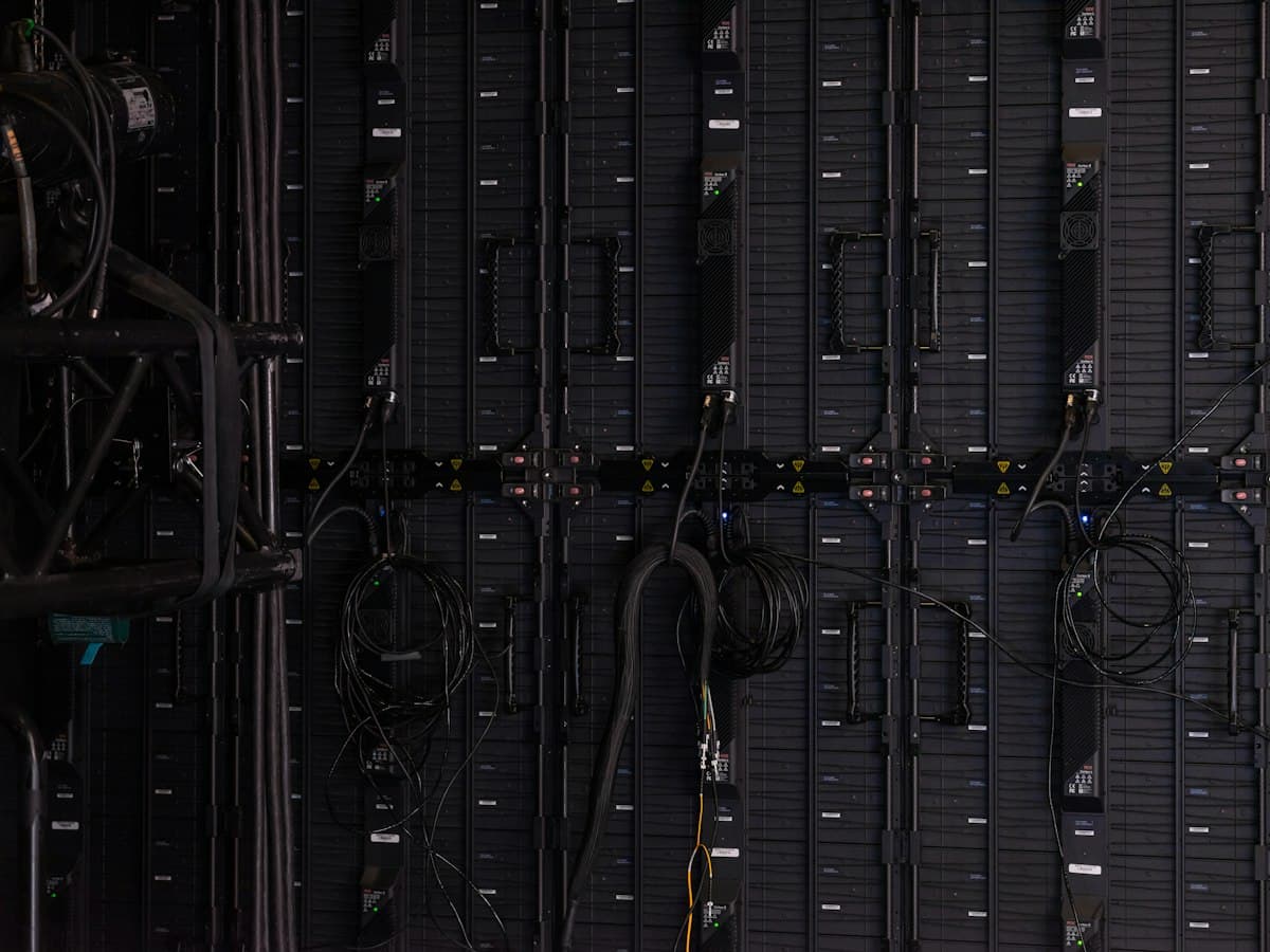Rak server close-up dengan kabel jaringan tersusun di ruang data center.