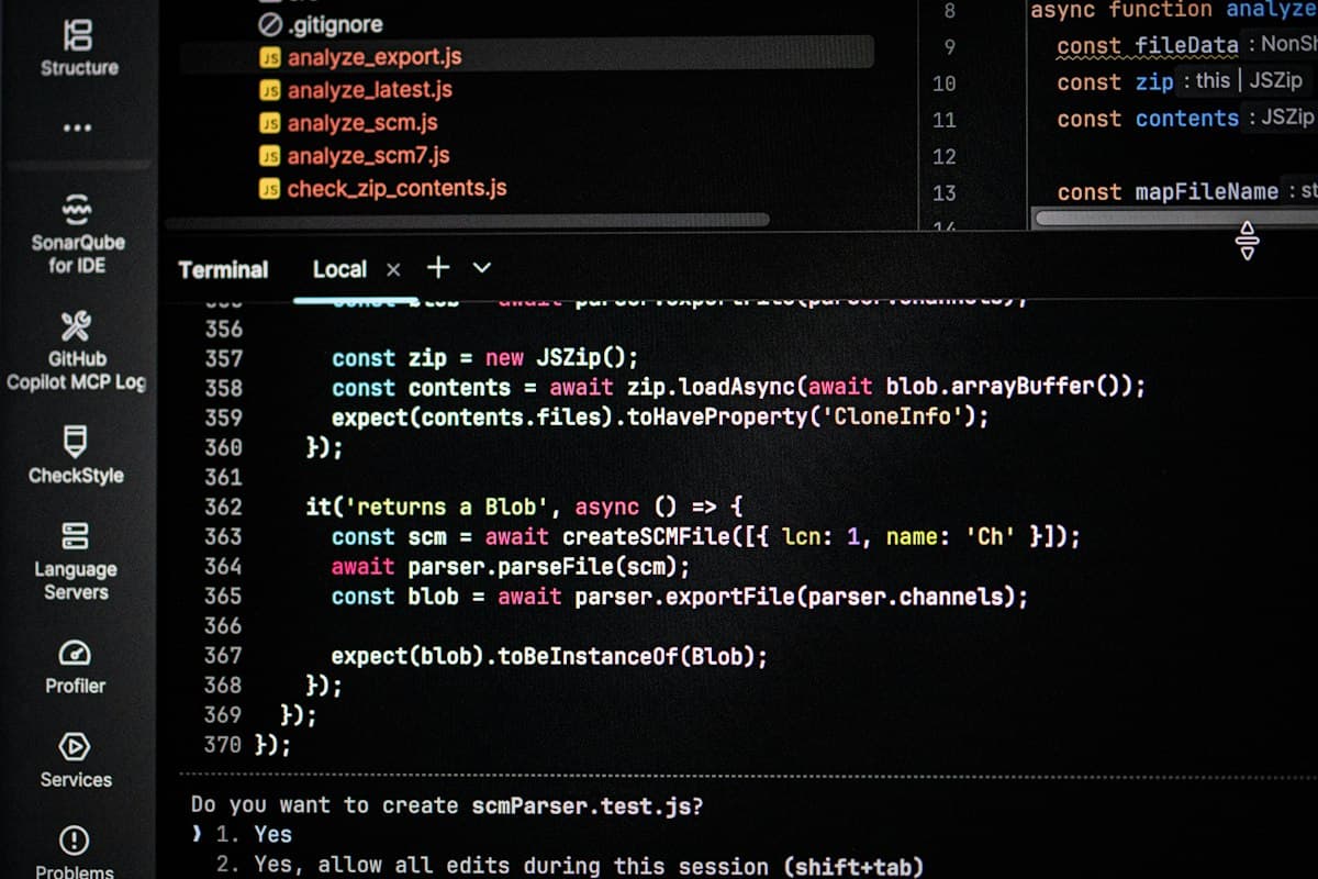 Layar komputer menampilkan kode dan output terminal berwarna gelap.