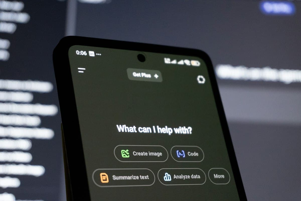 Layar smartphone menampilkan antarmuka chatbot AI