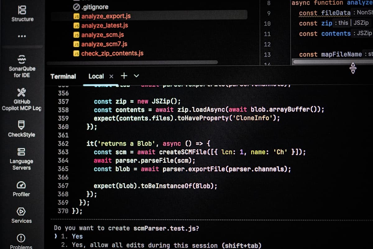 Layar komputer menampilkan kode dan output terminal berwarna gelap.