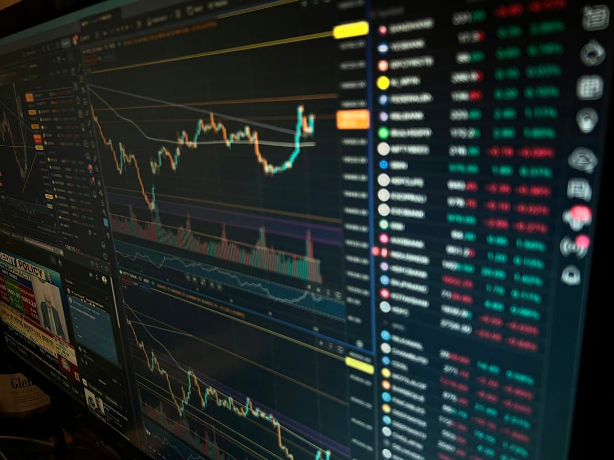 Layar komputer menampilkan kumpulan data dan grafik analitik