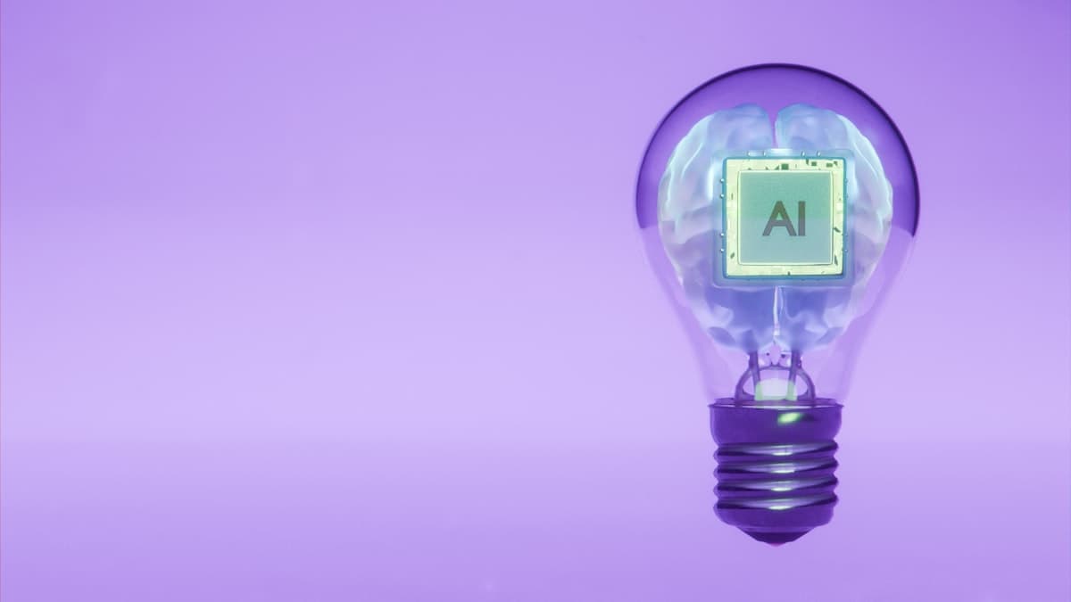Render 3D otak manusia berwarna putih di dalam bola lampu transparan dengan chip prosesor AI, melambangkan agen kecerdasan buatan yang bekerja otomatis.