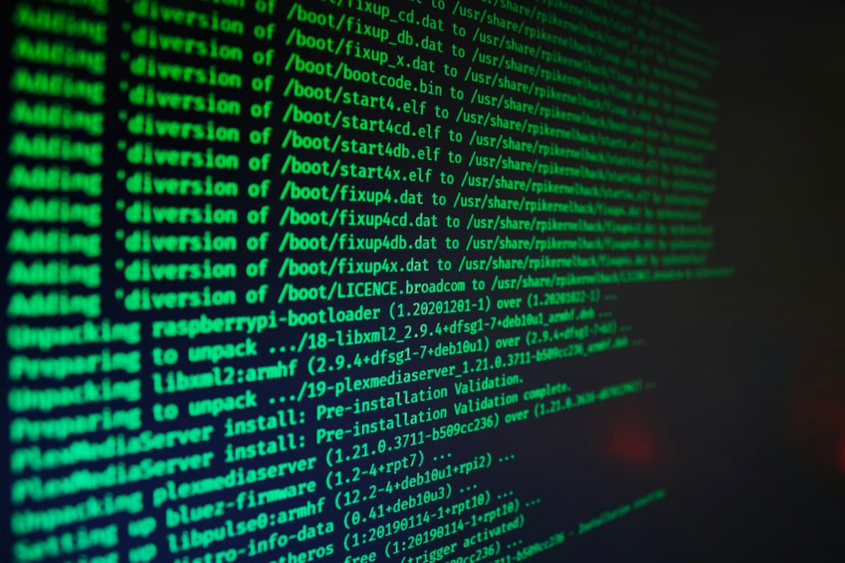 Layar terminal hijau menampilkan log instalasi paket dan proses boot server.