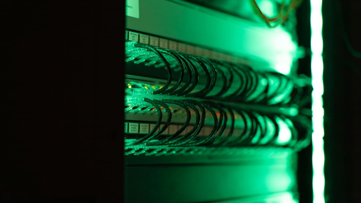 Rak server close-up di dalam data center, menggambarkan infrastruktur yang melayani permintaan crawler AI.