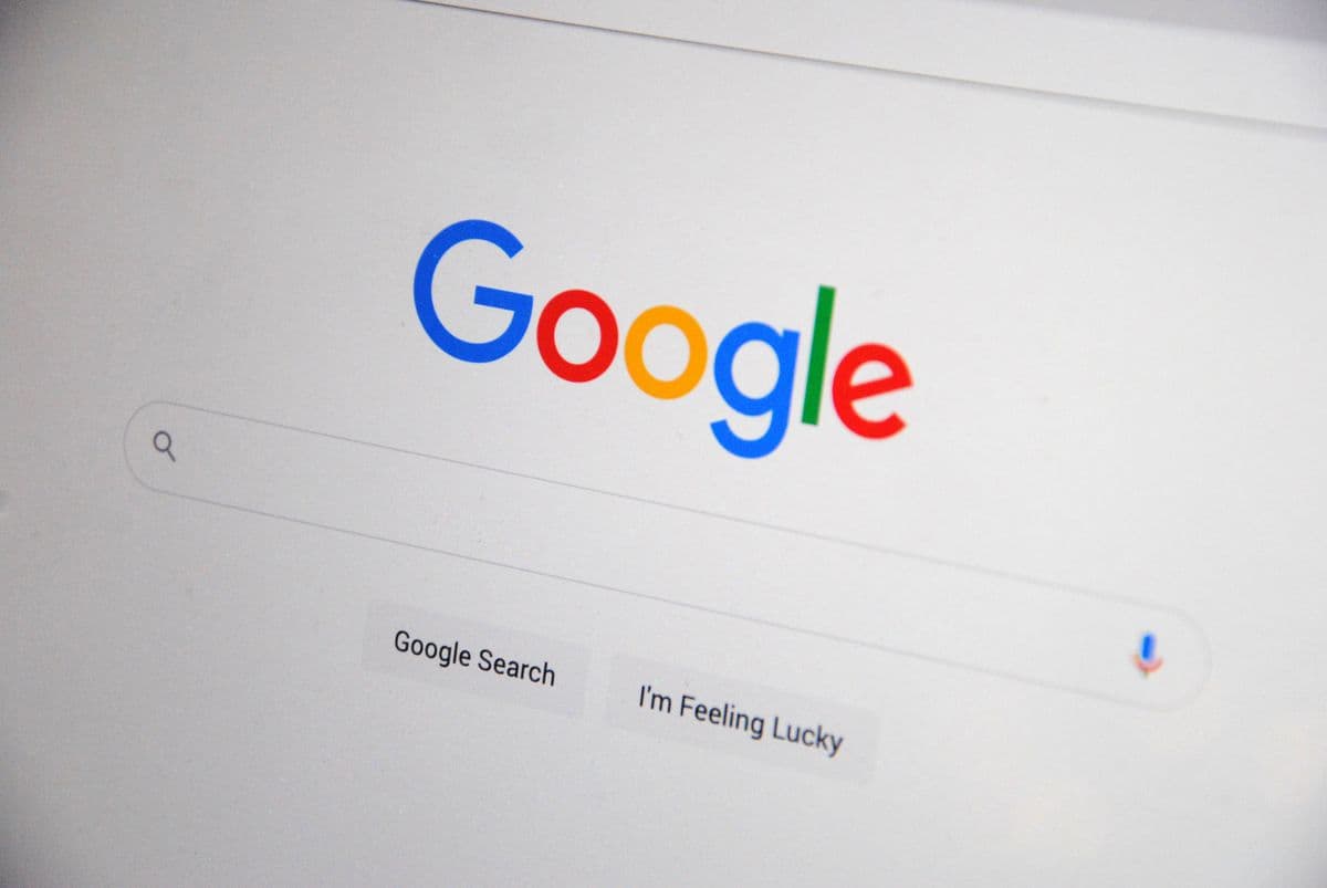 Layar menampilkan halaman hasil pencarian Google dengan kotak pencarian dan hasil di bawahnya.
